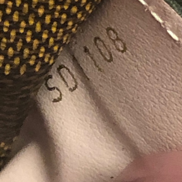 Authentic LV Sarah Wallet - Picture 7 of 8